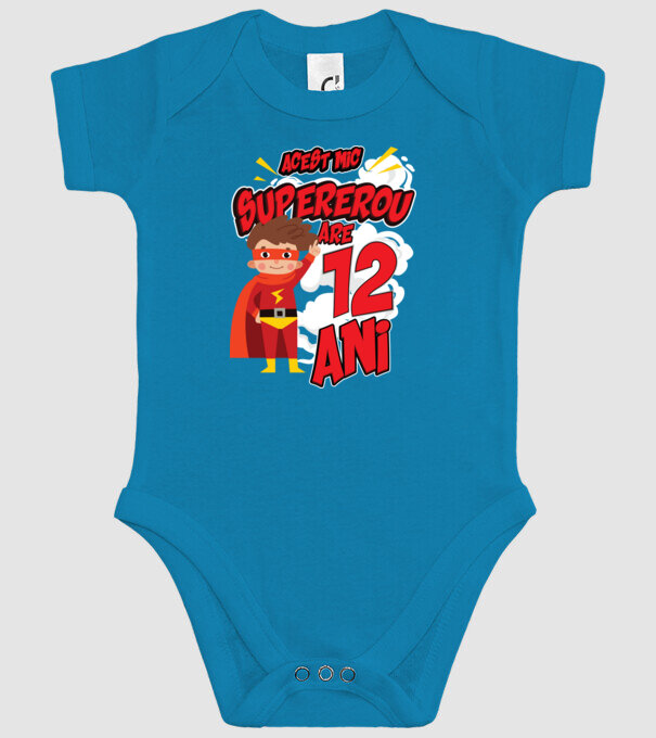 Acest mic supererou are 12 ani model turcoaz pe tricou