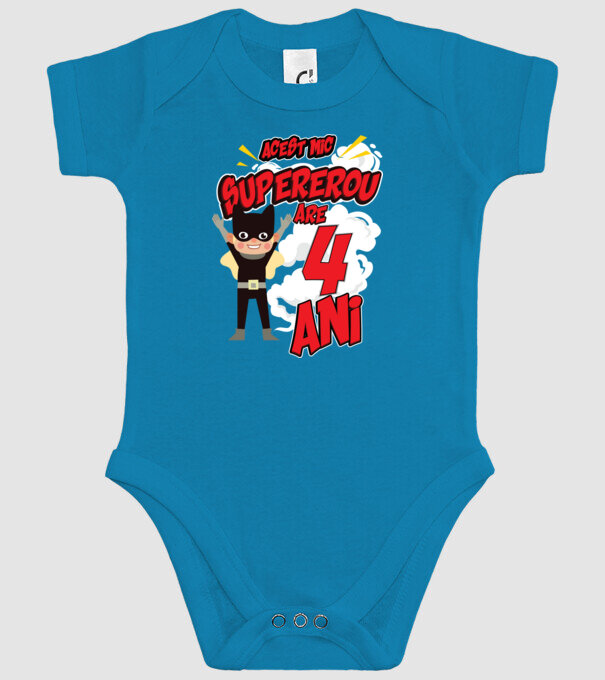 Acest mic supererou are 4 ani model turcoaz pe tricou