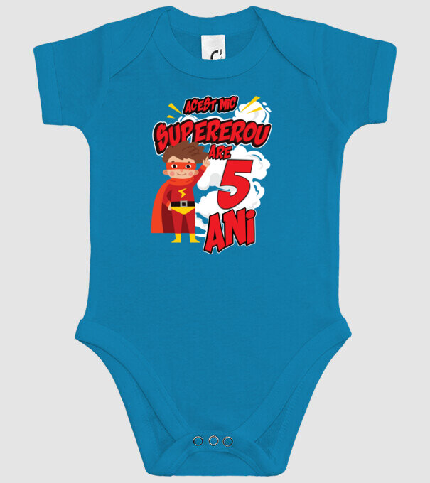 Acest mic supererou are 5 ani model turcoaz pe tricou