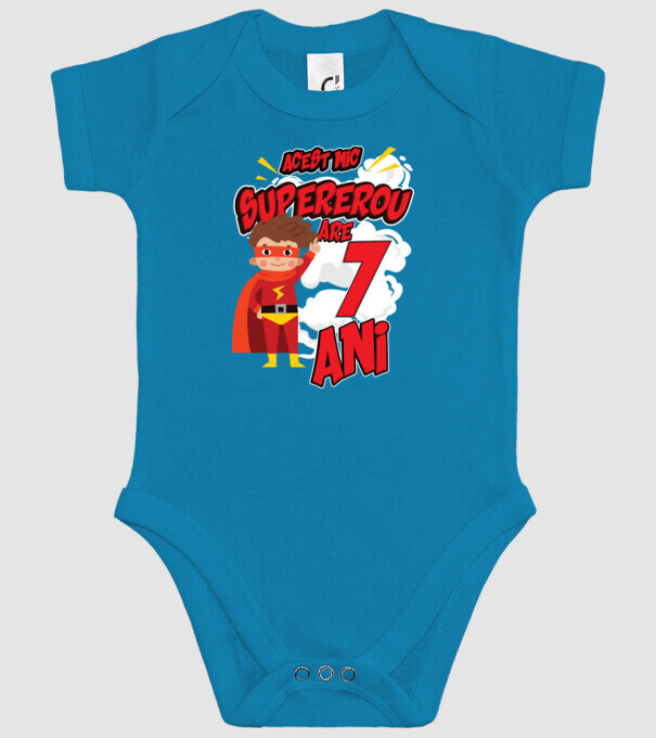 Acest mic supererou are 7 ani model turcoaz pe tricou