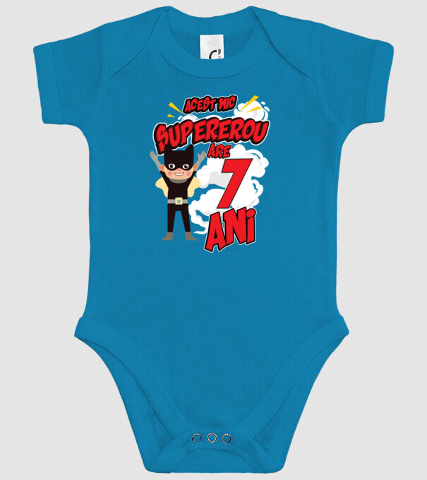 Acest mic supererou are 7 ani model turcoaz pe tricou