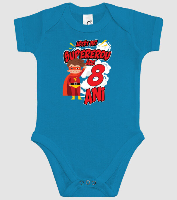 Acest mic supererou are 8 ani model turcoaz pe tricou