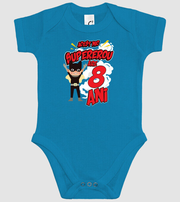 Acest mic supererou are 8 ani model turcoaz pe tricou