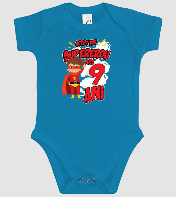 Acest mic supererou are 9 ani model turcoaz pe tricou