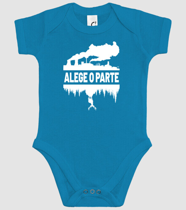 Alege o parte model turcoaz pe tricou
