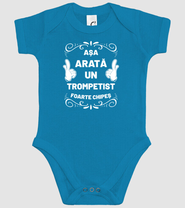 așa arată un trompetist foarte chipeș model turcoaz pe tricou