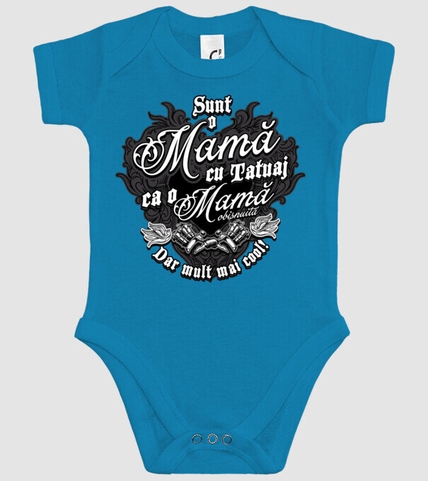 Sunt o mama cu tatuaj, ca o mama obișnuit, dar mult mai cool model turcoaz pe tricou