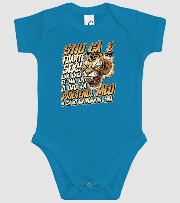 Știu că e foarte sexy, dar dacă te mai uiți o dată la prietenul meu, o să iei un pumn în gură model turcoaz pe tricou