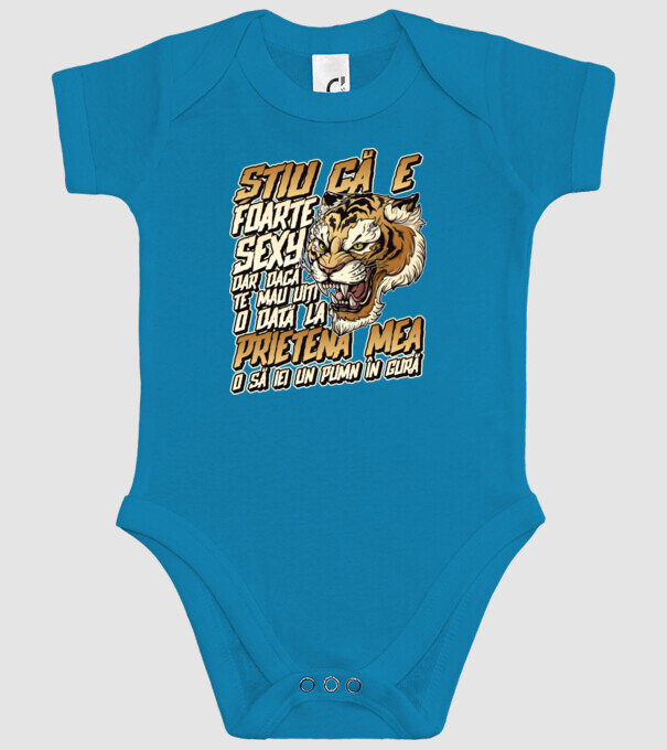 Știu că e foarte sexy, dar dacă te mai uiți o dată la prietena mea, o să iei un pumn în gură model turcoaz pe tricou