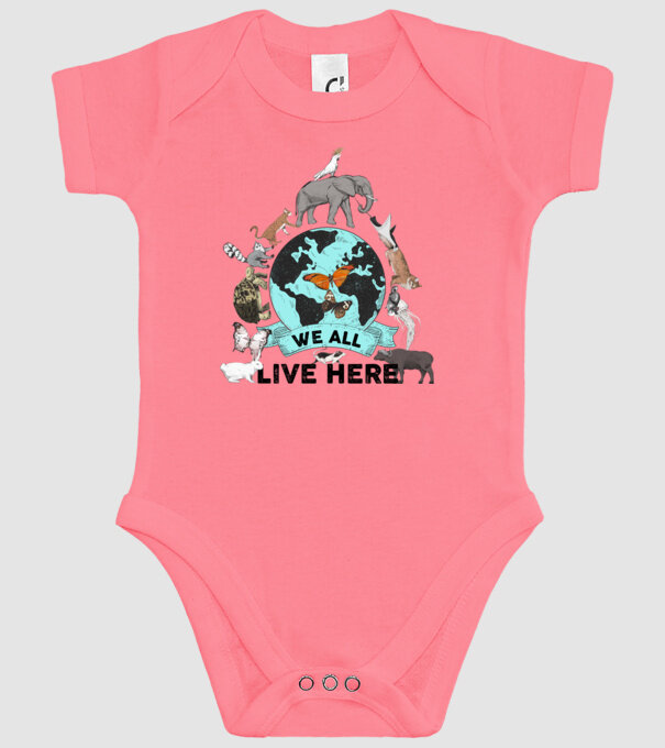 We all live here model roz pe tricou