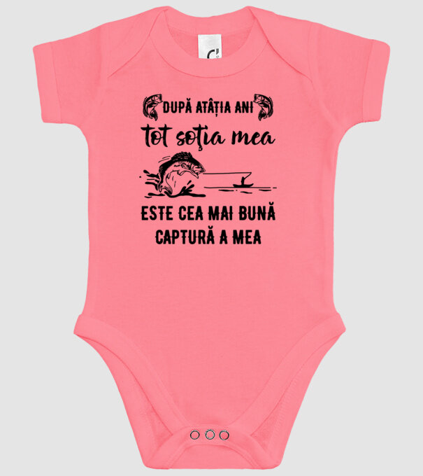 după atâția ani, tot soția mea este cea mai bună captură a mea D9914124 model roz pe tricou