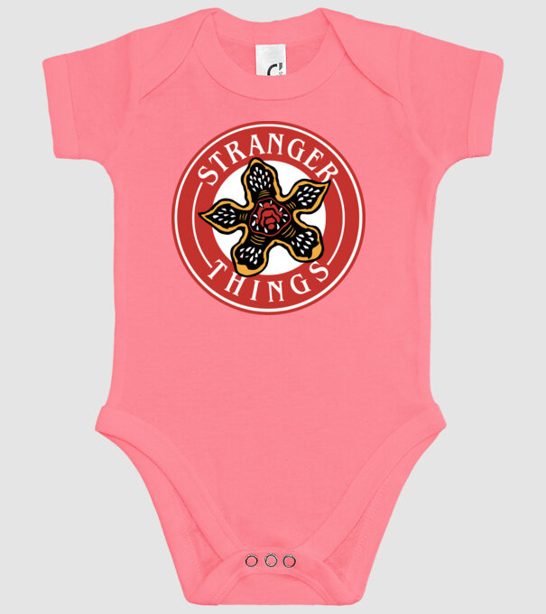 stranger things logo bucks model roz pe tricou