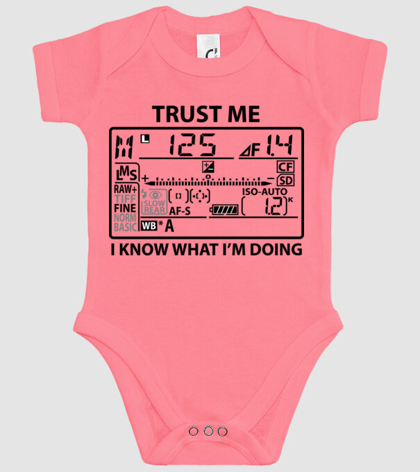 Trust me i'm a photographer model roz pe tricou