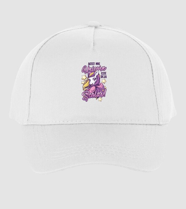 Acest mic unicorn este deja școlar model alb pe tricou