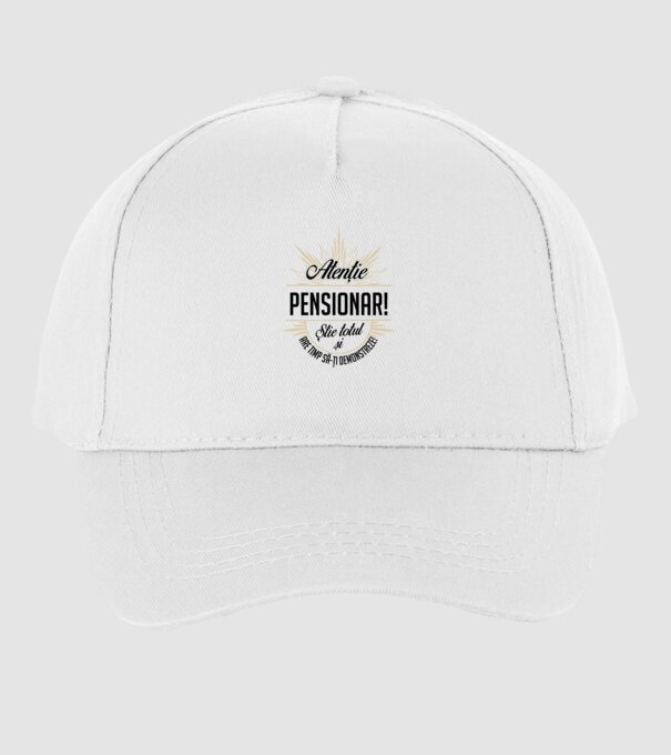 Atenție pensionar! Știe totul și are timp să-ți demonstreze! model alb pe tricou