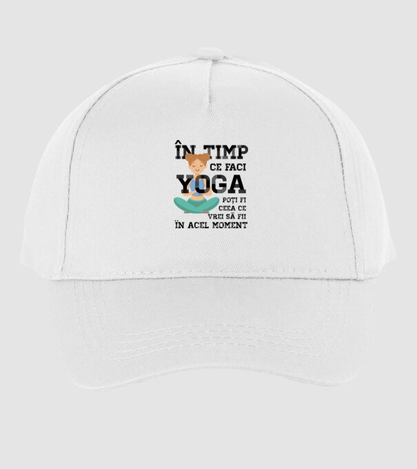 în timp ce faci yoga poți fi ceea ce vrei să fii - în acel moment model alb pe tricou
