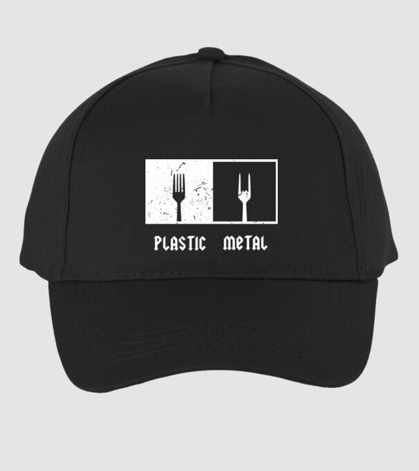 Plastic vs metal model negru pe tricou