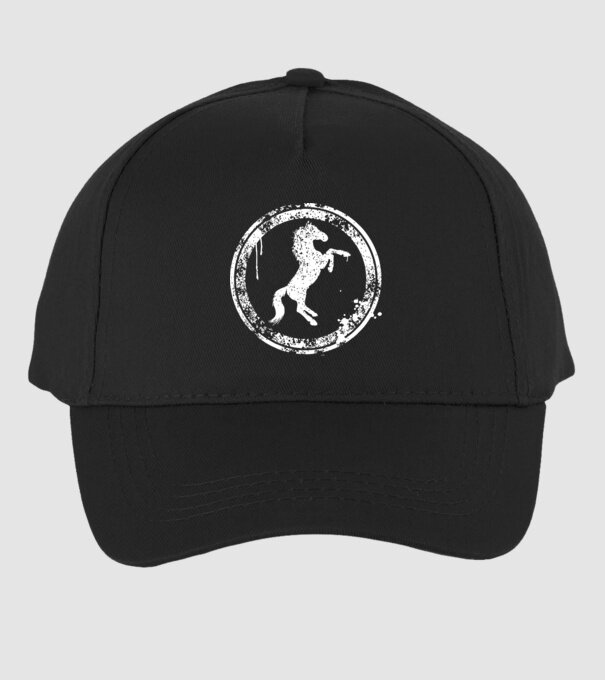 horse badge model negru pe tricou