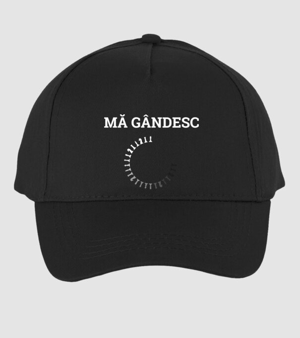 Mă gândesc model negru pe tricou