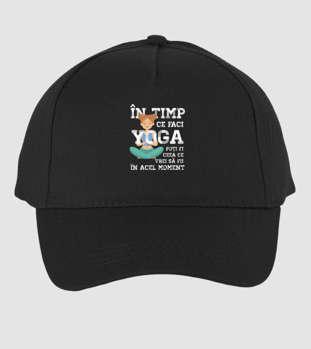 în timp ce faci yoga poți fi ceea ce vrei să fii - în acel moment model negru pe tricou