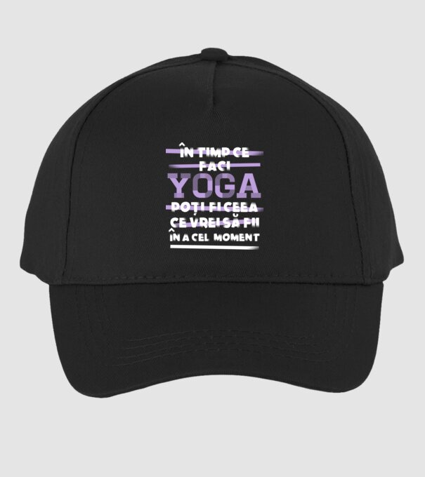 în timp ce faci yoga poți fi ceea ce vrei să fii - în acel moment model negru pe tricou