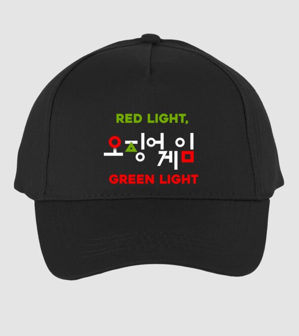 red light green light model negru pe tricou
