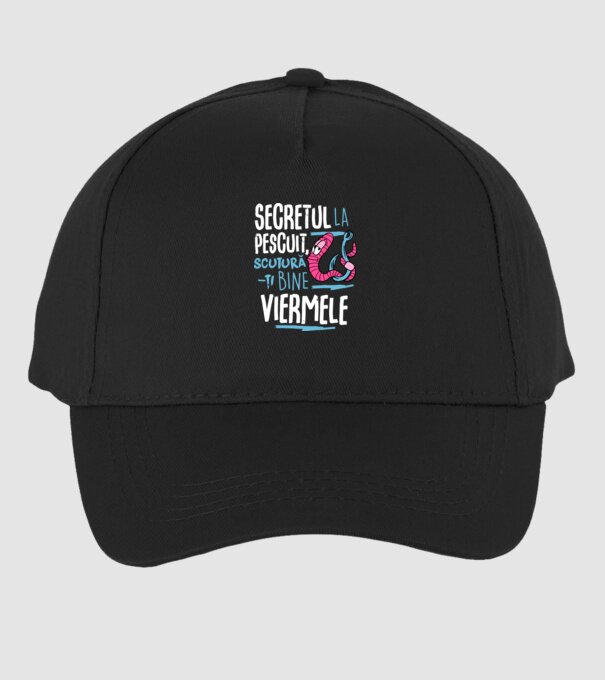Secretul la pescuit scutură-ți bine viermele model negru pe tricou