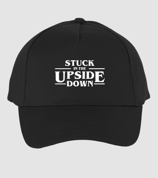 stuck in the upside down model negru pe tricou