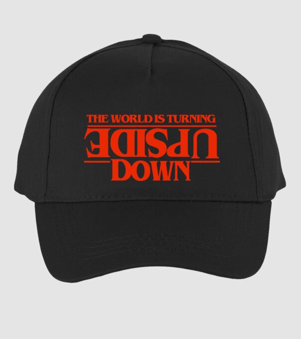 the world is turning upside down model negru pe tricou