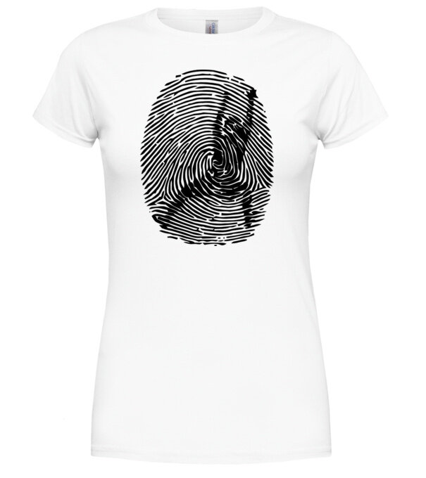  model  pe tricou