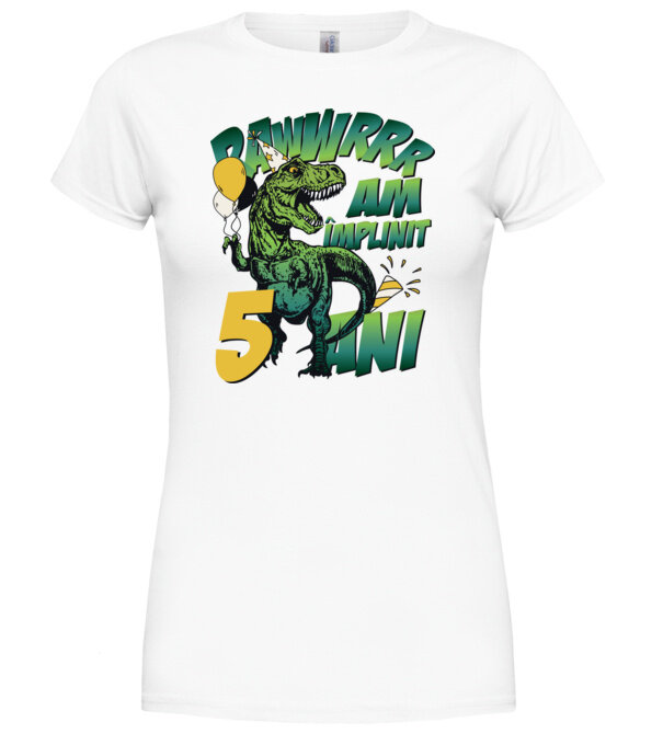  model  pe tricou