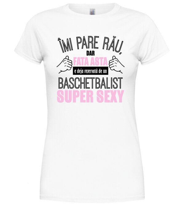  model  pe tricou