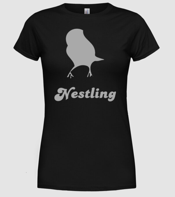 Nestling model negru pe tricou