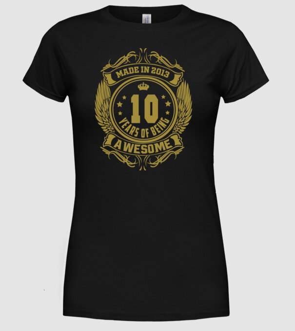 10 years of being awesome winged model negru pe tricou