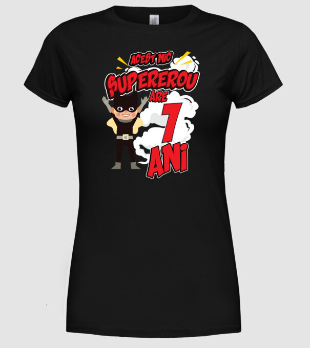 Acest mic supererou are 1 an model negru pe tricou