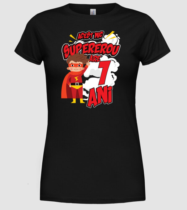 Acest mic supererou are 1 an model negru pe tricou
