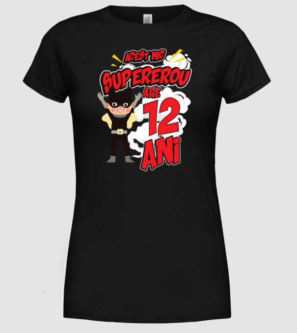 Acest mic supererou are 12 ani model negru pe tricou
