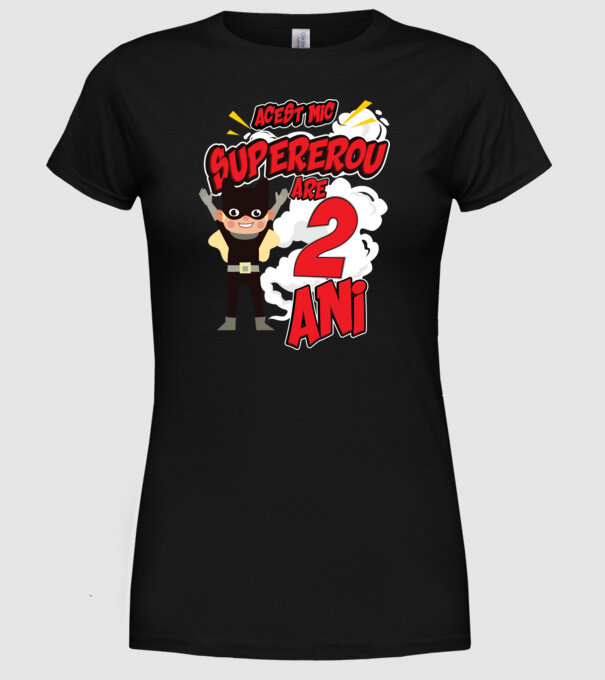 Acest mic supererou are 2 ani model negru pe tricou