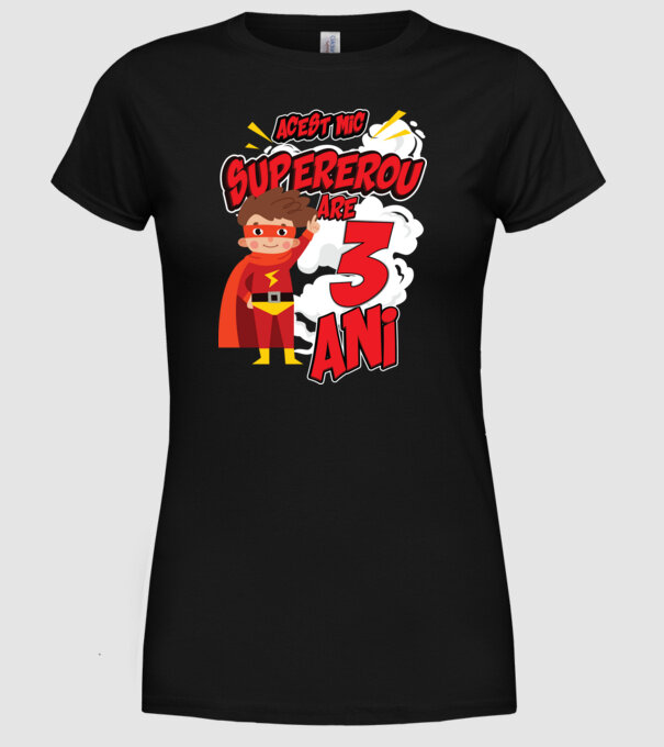 Acest mic supererou are 3 ani model negru pe tricou