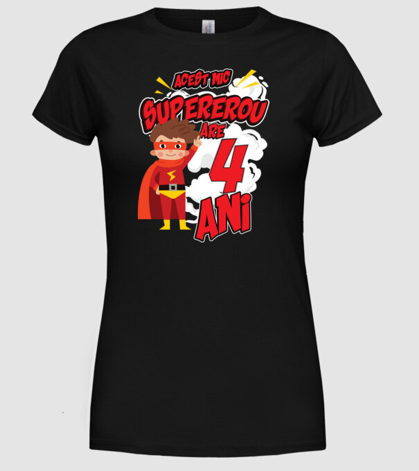 Acest mic supererou are 4 ani model negru pe tricou