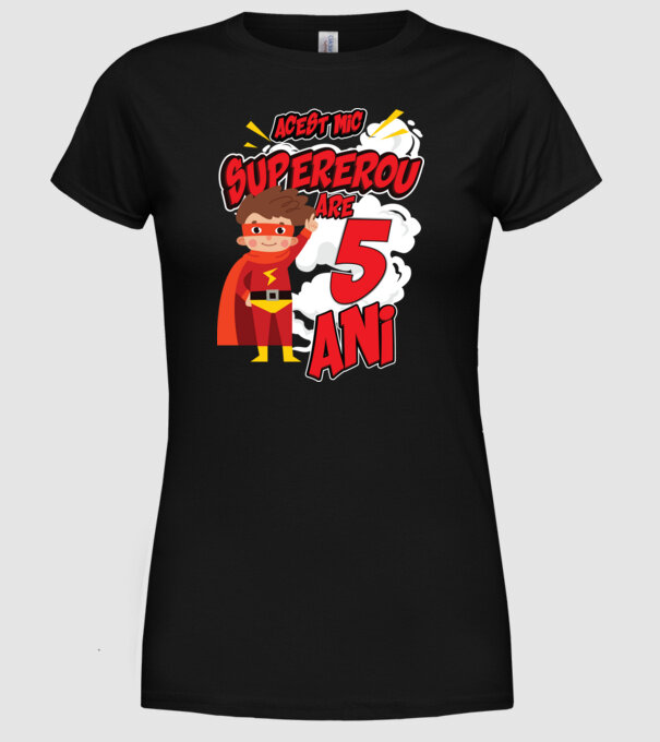 Acest mic supererou are 5 ani model negru pe tricou
