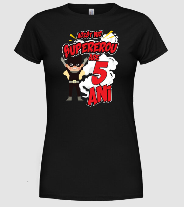 Acest mic supererou are 5 ani model negru pe tricou