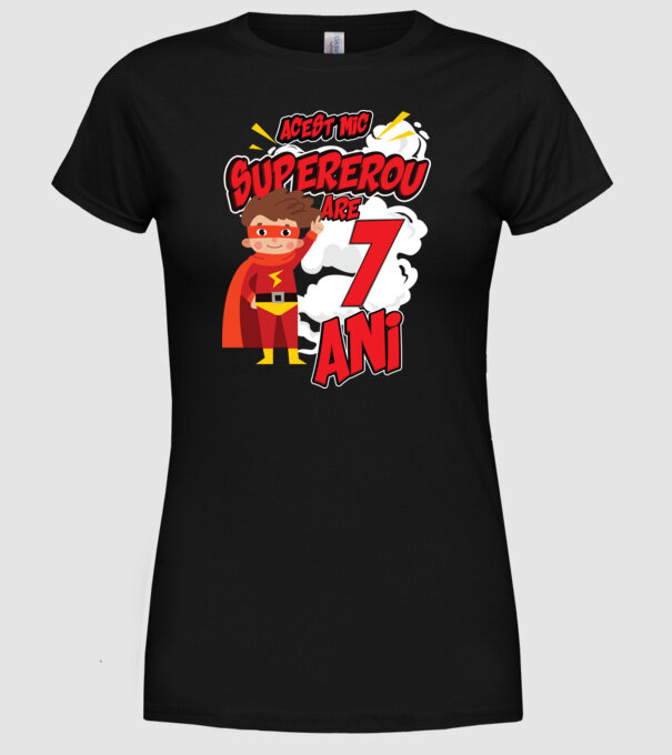 Acest mic supererou are 7 ani model negru pe tricou