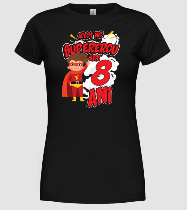 Acest mic supererou are 8 ani model negru pe tricou