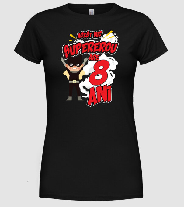 Acest mic supererou are 8 ani model negru pe tricou