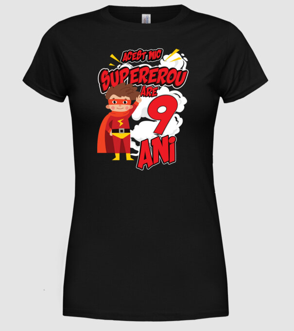Acest mic supererou are 9 ani model negru pe tricou