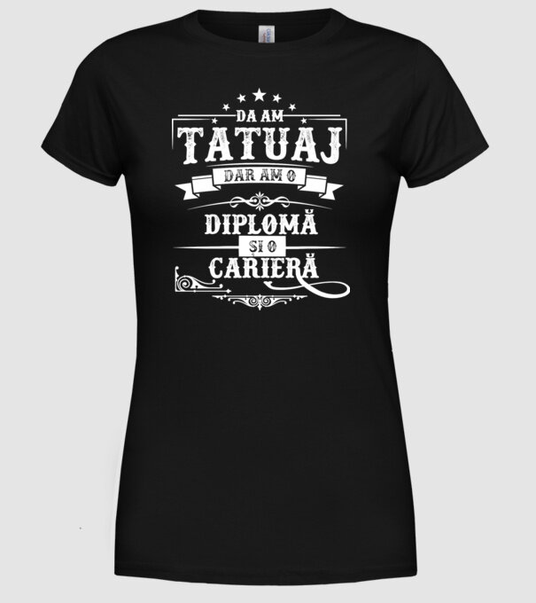 da, am tatuaj, dar am o diplomă și o carieră model negru pe tricou