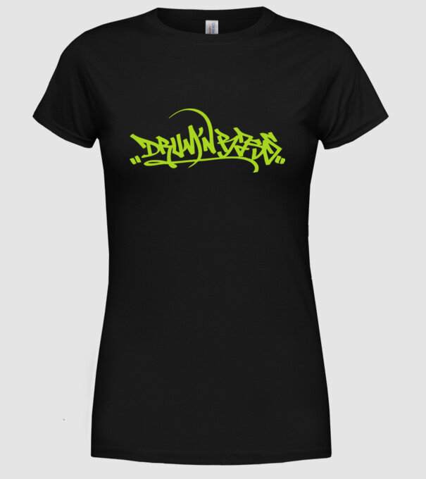 drum and bass model negru pe tricou