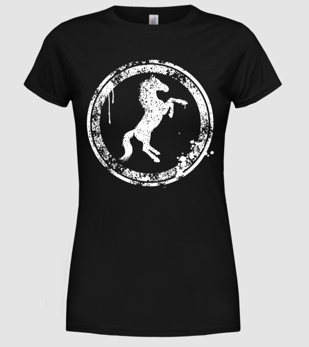 horse badge model negru pe tricou