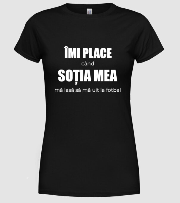 Îmi place când soția mea mă lasă să mă uit la fotbal model negru pe tricou